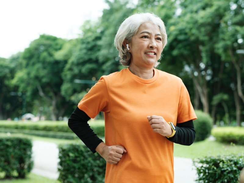 Elderly woman park running brevo